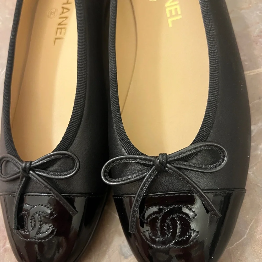 CHANEL Black Leather Ballet Flats with Patent Cap-Toe - 39.5